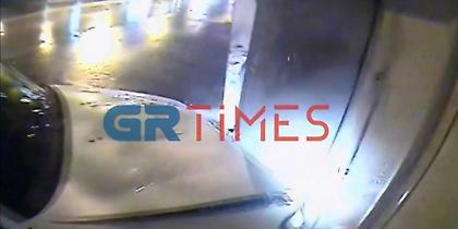 Θεσσαλονίκη: Περιπολικό έπεσε σε περίπτερο, κατά τη διάρκεια καταδίωξης (video)