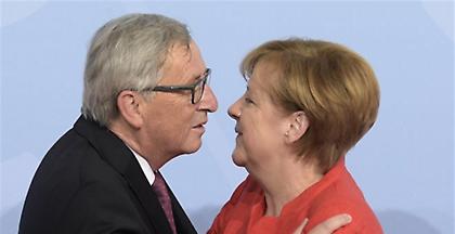 Ο Γιούνκερ εξυμνεί την Μέρκελ: Έχει προσόντα για θέση σε ευρωπαϊκό επίπεδο