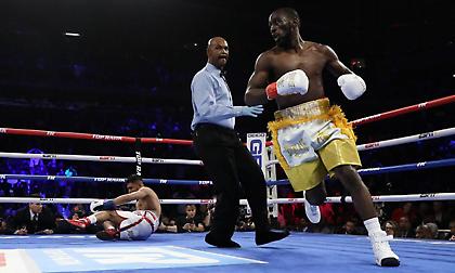 Νίκησε τον Καν με… χτύπημα κάτω από τη ζώνη και κράτησε τον τίτλο του ο Κρόφορντ