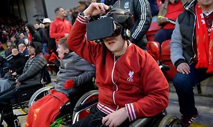 Συγκλονιστικό: Τυφλός φίλαθλος της Λίβερπουλ μπορεί να δει τα ματς της μέσω της τεχνολογίας