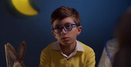 Παλαιοκομματικοί νονοί τάζουν παπάδες σε βαφτιστήρι στο σποτ του Ποταμιού