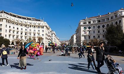 Θεσσαλονίκη: Απίστευτο παρκάρισμα σε διάβαση πεζών