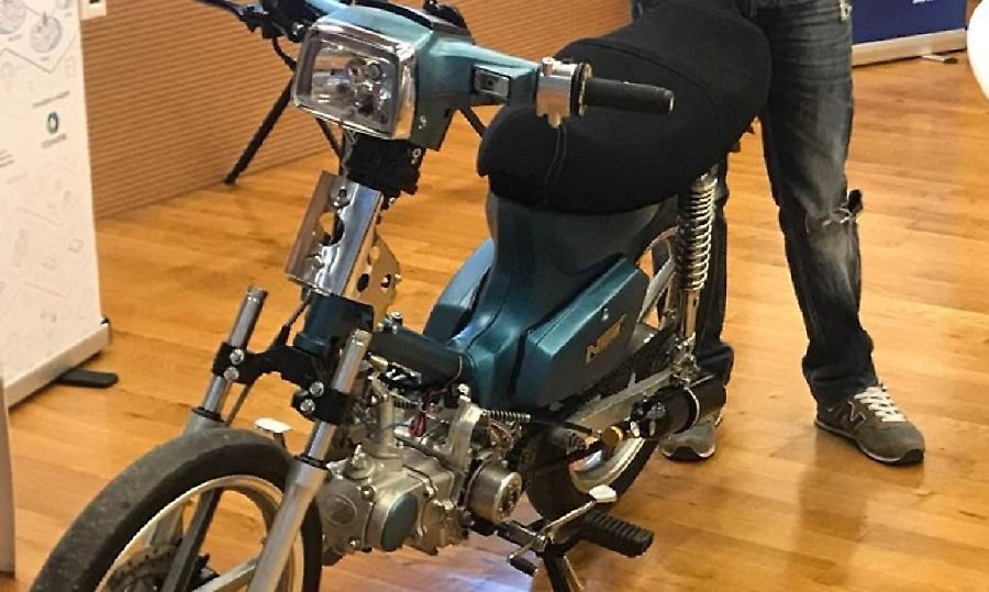 Κρήτη: Νεαρός έφτιαξε μηχανάκι που κινείται με… τσικουδιά