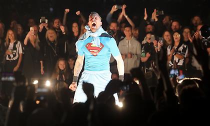 Έκανε είσοδο ως… Superman στη φιέστα ο Πασχαλάκης (pics)