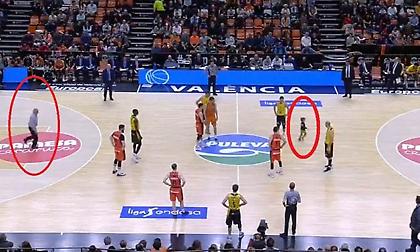 ACB: Λιλιπούτειος… χούλιγκαν εισέβαλε στο παρκέ (video)