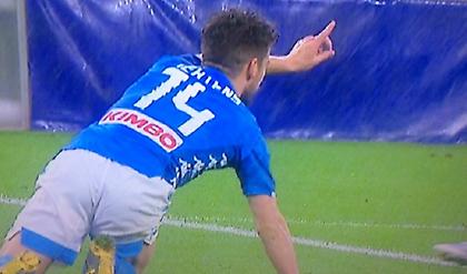 Φοβερός Μέρτενς: «Βούτηξε» και έδειξε στον διαιτητή ότι δεν υπήρξε παράβαση! (video)