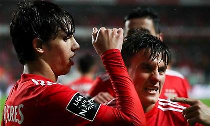 Εξάσφαιροι «αετοί» ξαναέπιασαν κορυφή