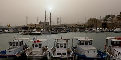 Καιρός: Σκόνη, μπόρες και άνοδος της θερμοκρασίας σήμερα