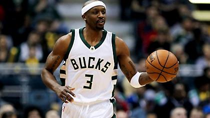 «Καρφώνει πίσω από τη γραμμή των βολών ο Γιάννης»