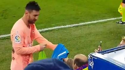 Ο Μέσι χάρισε τη φανέλα του σε φίλο της Αλαβές με κινητικά προβλήματα (video)