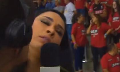 Βολεϊμπολίστρια λιποθύμησε στη διάρκεια συνέντευξης (video)