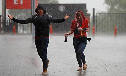 Βρέχει… καρέκλες στο Μάντσεστερ (video)