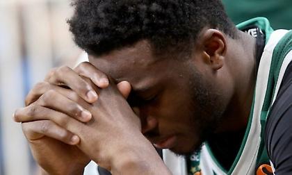 Τρομερό στιγμιότυπο: Τα δάκρυα του Θανάση για τον αποκλεισμό