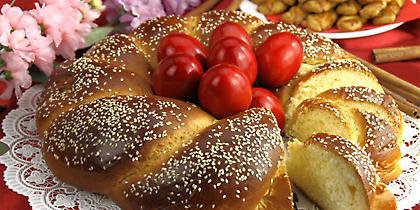 Πάσχα: Γιατί φτιάχνουμε τσουρέκια και βάφουμε κόκκινα αυγά τη Μεγάλη Πέμπτη