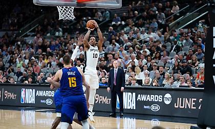 Επιβίωσαν οι Σπερς, «τελικός» στο Ντένβερ