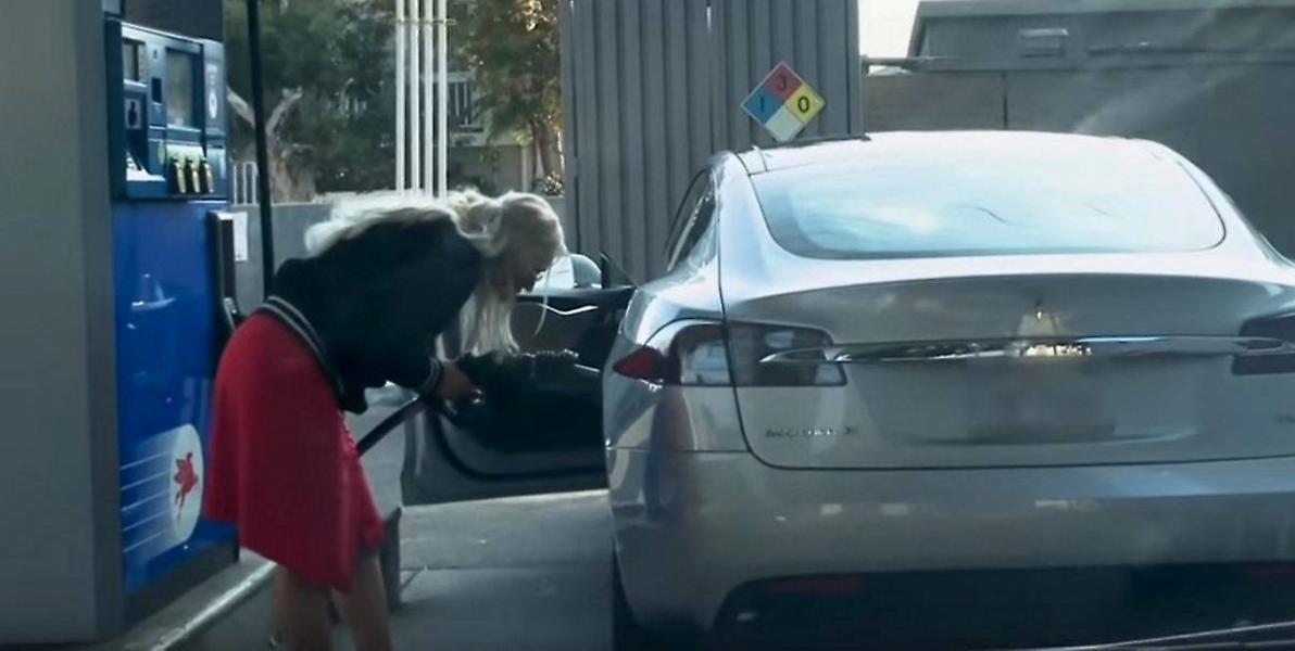 Ξεκαρδιστικό βίντεο: Οδηγός προσπάθησε να βάλει βενζίνη σε ηλεκτρικό αυτοκίνητο