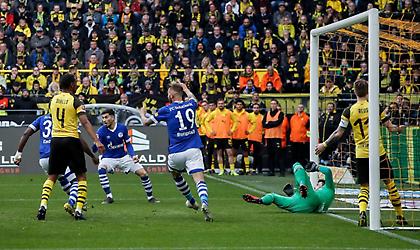 Τρομερή φαουλάρα του Καλιγκιούρι και 3-1 η Σάλκε μέσα στη Ντόρτμουντ