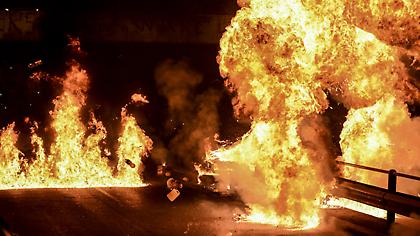 Νέος Κόσμος: «Πάρτι» με μολότοφ στην Ανάσταση