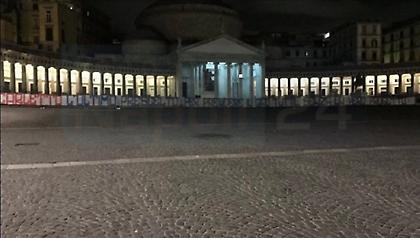 Πανό διαμαρτυρίας των οπαδών της Νάπολι στη μεγαλύτερη πλατεία της πόλης