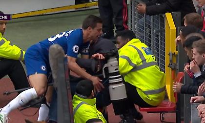 Ο Αθπιλικουέτα έπεσε πάνω σε φωτογράφο (video)