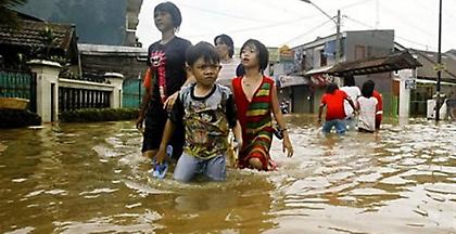 Ινδονησία: Τουλάχιστον 17 νεκροί, χιλιάδες εκτοπισμένοι από τις πλημμύρες