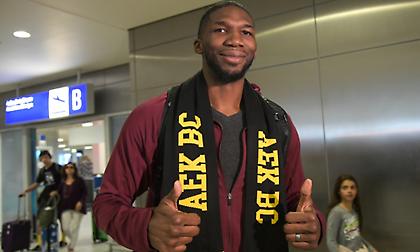 Έφτασε ο Εμπάκουε για την ΑΕΚ (pics)