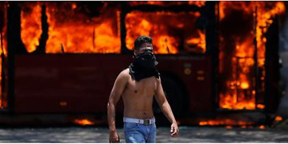 Βενεζουέλα: «Θα ανοίξουμε πυρ» απειλεί ο Μαδούρο τους υποστηρικτές Γκουαϊδό