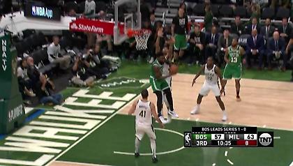 Το απίθανο ανάποδο καλάθι του Τζέιλεν Μπράουν (video)