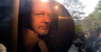 Σε φυλάκιση 50 εβδομάδων καταδικάστηκε ο Τζούλιαν Ασάνζ του WikiLeaks