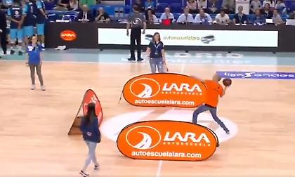 Φίλαθλος σκόραρε τρίποντο-«σφαιροβολία» και έφυγε με 9.000 ευρώ (video)