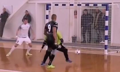 Απίθανο γκολ σε αγώνα ποδοσφαίρου σάλας (video)