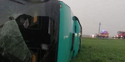 Τρόμος στη Ρουμανία: Ανεμοστρόβιλος σηκώνει στον αέρα λεωφορείο (video)