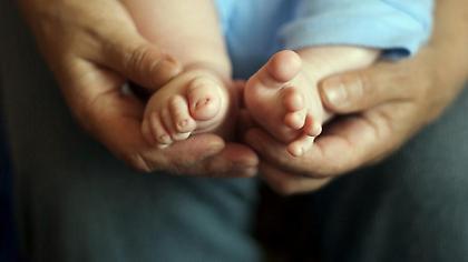 450 αιτήσεις υιοθεσίας και αναδοχής στην ηλεκτρονική πλατφόρμα