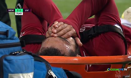 Χτύπησε και αποχώρησε με φορείο ο Σαλάχ (video)