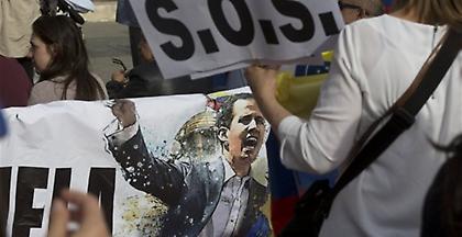 Νέες εκκλήσεις Γκουαϊδό προς τον στρατό - Ο Μαδούρο καλεί σε «ετοιμότητα»