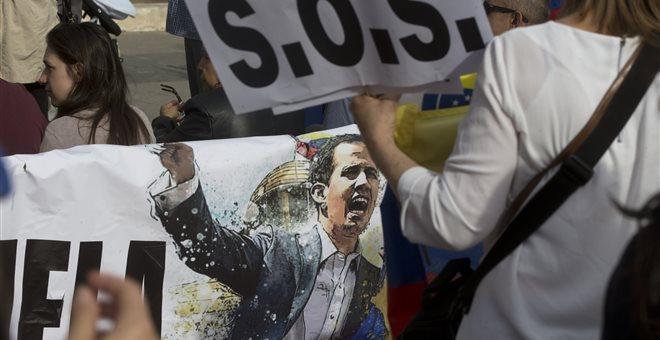 Νέες εκκλήσεις Γκουαϊδό προς τον στρατό - Ο Μαδούρο καλεί σε «ετοιμότητα»