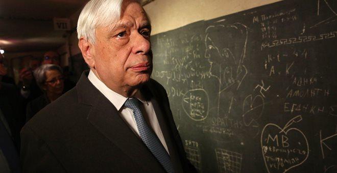 Έκτακτη προσγείωση του αεροσκάφους που μετέφερε τον Παυλόπουλο στην Κρήτη