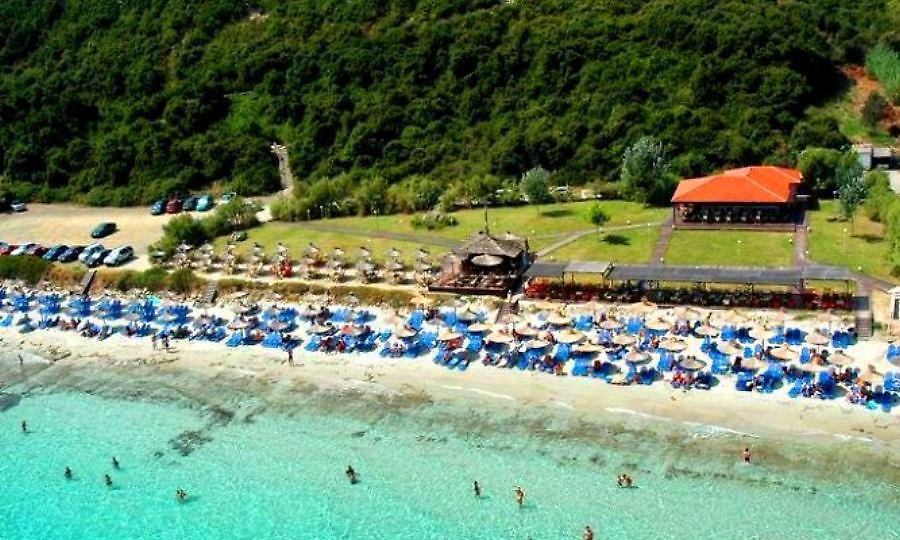 Η παραλία-όνειρο που δίνεις μάχη για μια ξαπλώστρα (pics)