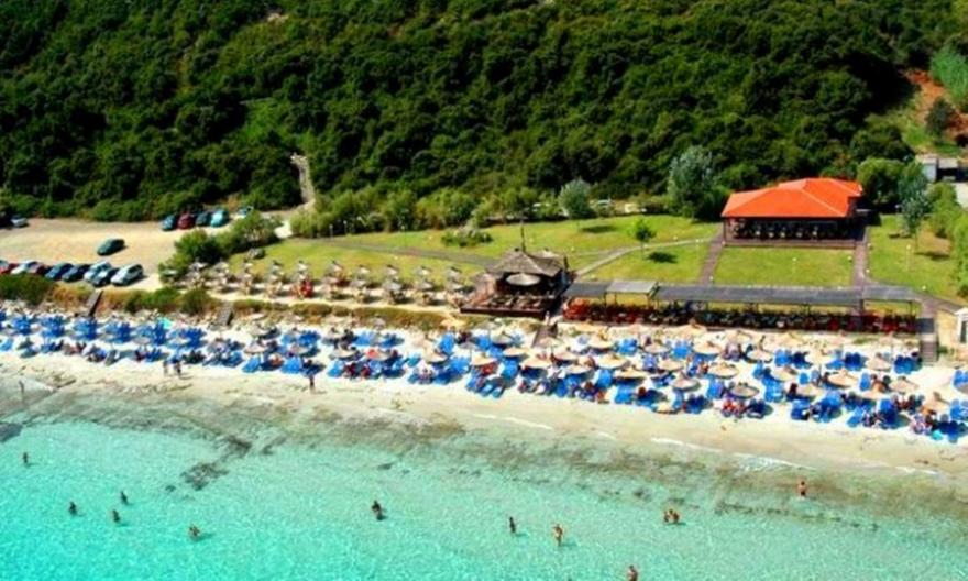 Η παραλία-όνειρο που δίνεις μάχη για μια ξαπλώστρα (pics)