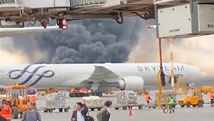 Δείτε βίντεο: Στις φλόγες αεροσκάφος στη Μόσχα - 13 νεκροί