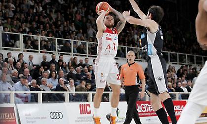 Ζόρικη νίκη για Αρμάνι, συντριβή για Βενέτσια και Μπράμο