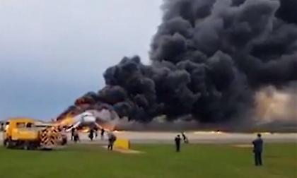 Ρωσία: Στους 41 οι νεκροί από τη φωτιά στο αεροπλάνο