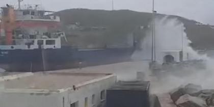 Σέριφος: Εσπασαν οι κάβοι σε πλοίο φορτηγό λόγω του θυελλωδών ανέμων