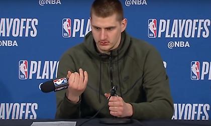 Ξερίζωσε το μικρόφωνο ο Γιόκιτς (video)