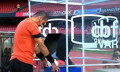 Διαιτητής προσευχήθηκε στο... VAR (video)