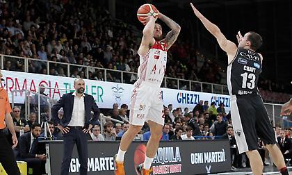 Ανακούφιση με Τζέιμς στην Αρμάνι