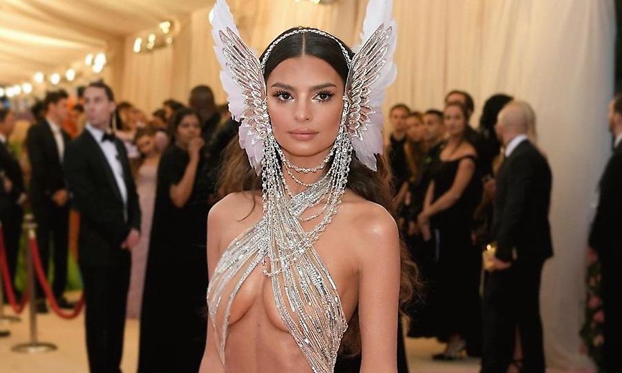 Το μπούστο της Έμιλι Ραταϊσκόφσκι... έβγαλε μάτι (pics)