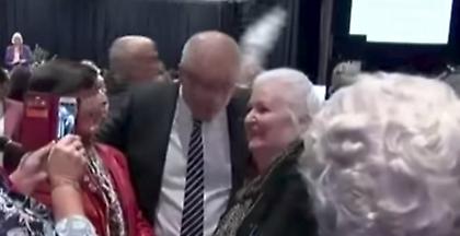 Πέταξε αυγό στο κεφάλι του πρωθυπουργού και συνελήφθη