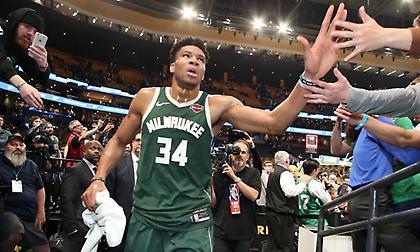 Ο Γιάννης πλέον κάνει πάρτι στη ρακέτα των Σέλτικς