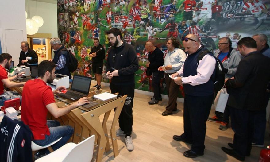 Έσπευσαν φίλοι του Ολυμπιακού για να ανανεώσουν το διαρκείας τους  (pics)